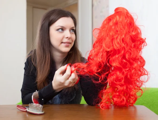 Γυναίκα με κόκκινο peruke — Φωτογραφία Αρχείου