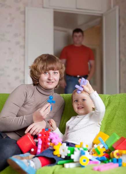 Madre felice e bambino gioca con i giocattoli — Foto Stock
