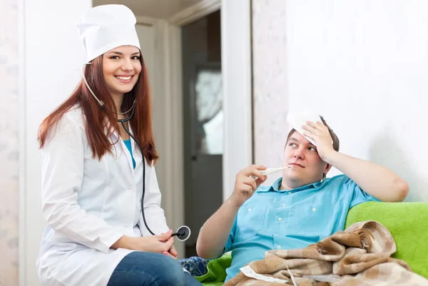 Médico examinando o paciente — Fotografia de Stock