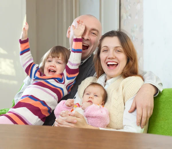 Dört kişilik mutlu bir aile — Stok fotoğraf