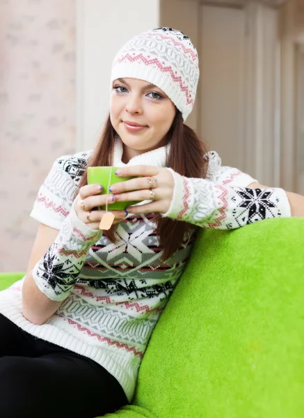 Femme au chapeau se réchauffe avec une tasse de thé — Photo