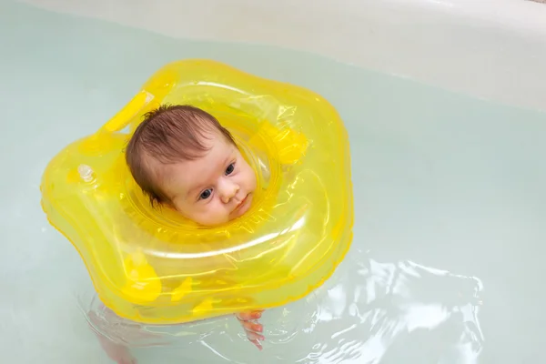Recém-nascido em banho — Fotografia de Stock