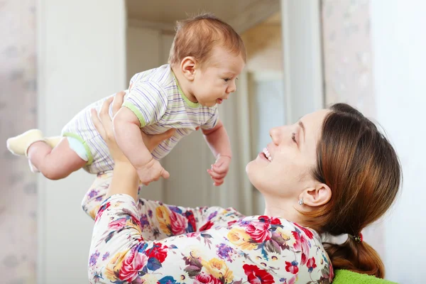 Mãe feliz com seu bebê — Fotografia de Stock