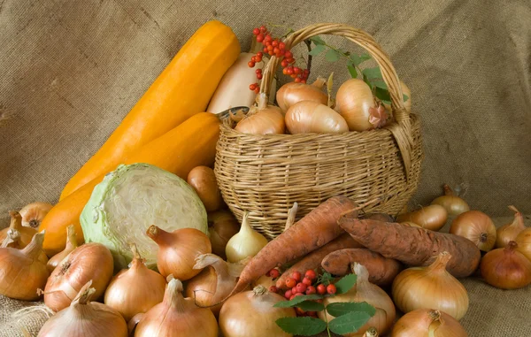 Onion in basket and vegetables — Stock Photo, Image