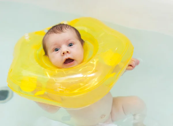 Två månaders baby i badet — Stockfoto