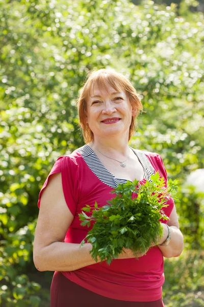 Žena s koprem a petrželkou — Stock fotografie