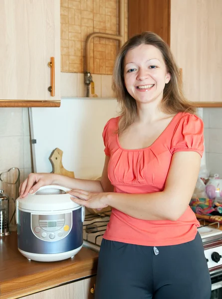 Happy woman with crock pot — Stock Photo, Image