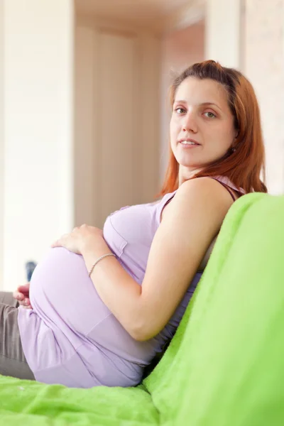 Mulher grávida em casa — Fotografia de Stock