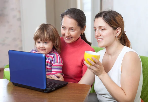 Glückliche Frauen aus drei Generationen mit Laptop — Stockfoto