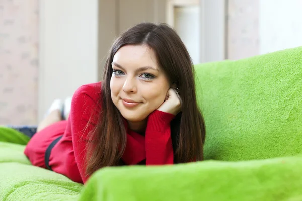 Vrouw in rode jurk thuis — Stockfoto