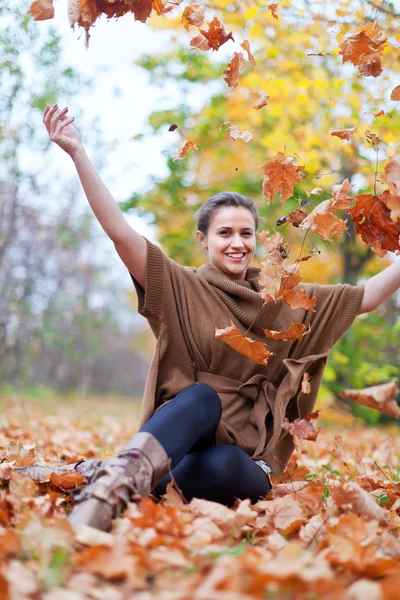 Happy girl throws maple — Stock Photo, Image