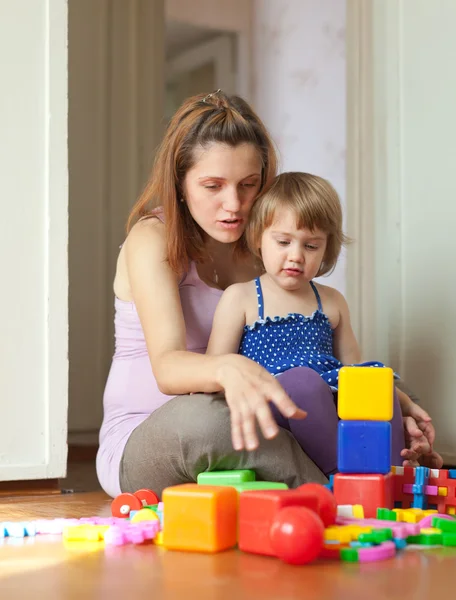 Pregnant mother plays with child — Stock Photo, Image