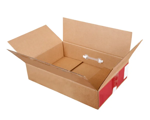 Открытая картонная коробка. Изолированный над белым — стоковое фото