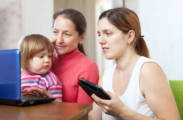 Famiglia felice con dispositivi elettronici — Foto Stock