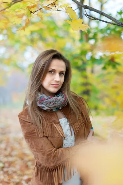 Menina de cabelos longos no outono — Fotografia de Stock
