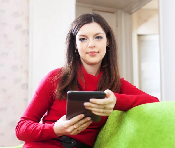 Woman reads e-reader or tablet computer — Stock Photo, Image