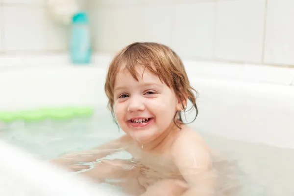 Banhos de criança em banho — Fotografia de Stock