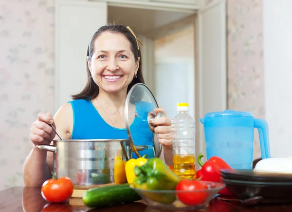 Šťastné zralá žena se zeleninou — Stock fotografie