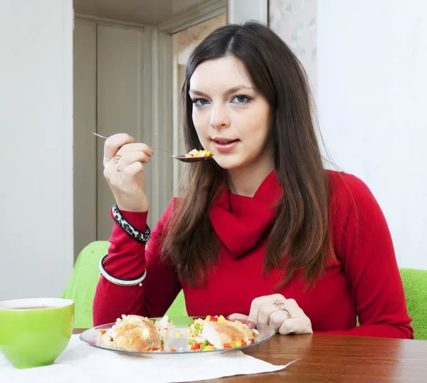 Frau teilte Mittagessen in der Hälfte — Stockfoto