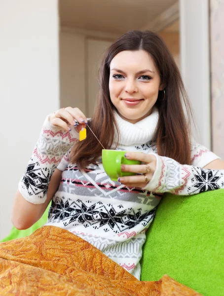 Menina relaxante com xícara de chá — Fotografia de Stock
