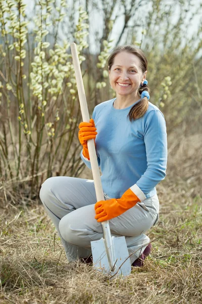 Reifer Gärtner in Frühjahrspflanze — Stockfoto