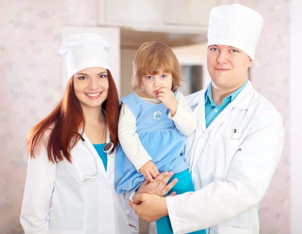 Läkare och sjuksköterska med barn på kliniken — Stockfoto