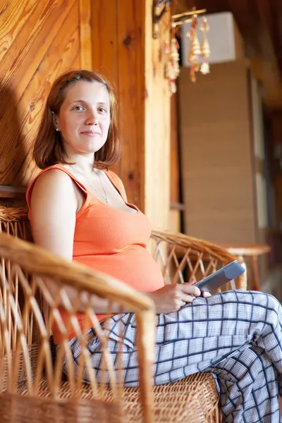 Pregnant woman reads e-book — Stock Photo, Image