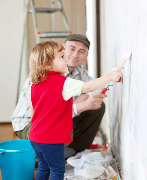 Pai com parede de pinturas de criança — Fotografia de Stock