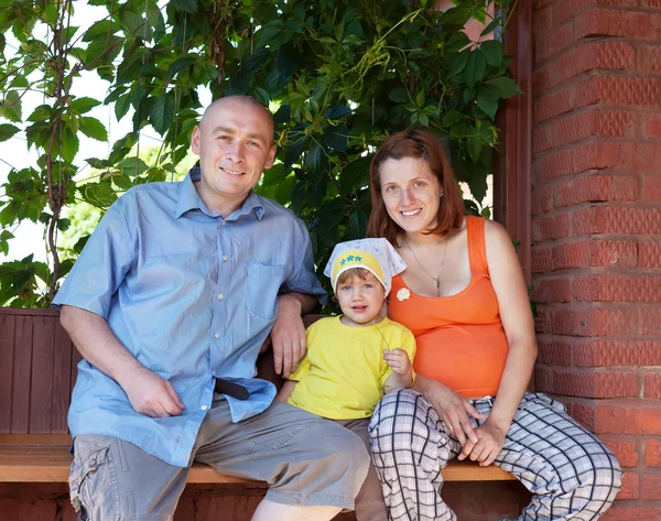 Padres felices con niño —  Fotos de Stock