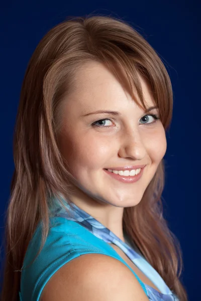 Retrato de chica de belleza sobre fondo azul —  Fotos de Stock