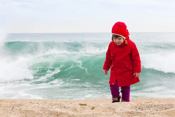 Menina em dia de vento frio — Fotografia de Stock