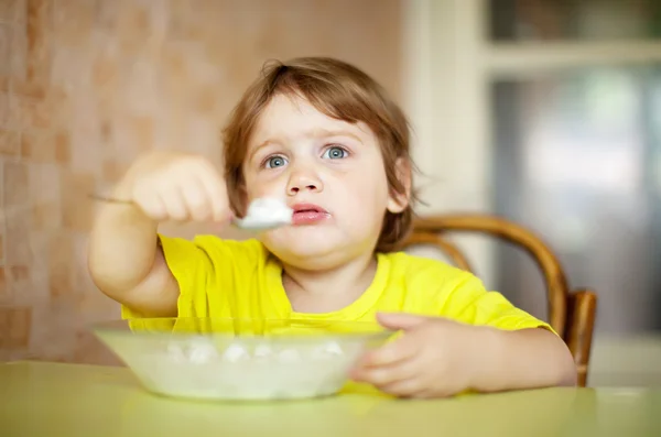 Enfant lui-même mange avec une cuillère — Photo