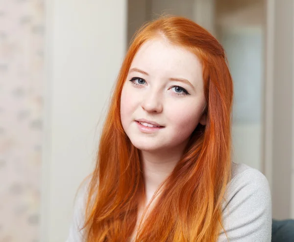 Adolescent fille à la maison intérieur — Photo