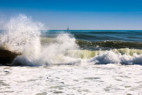 Vysoké mořské vlny během bouře — Stock fotografie