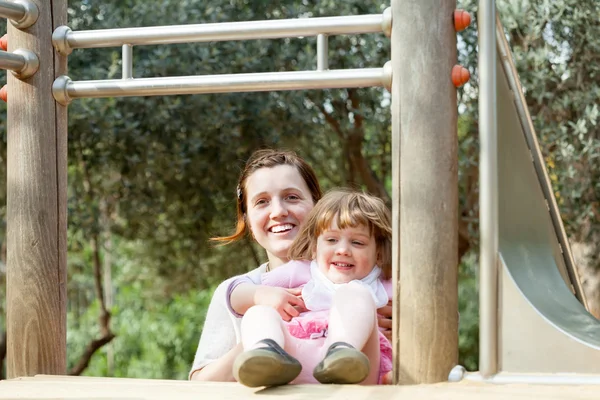 Madre felice con bambino al parco giochi — Foto Stock