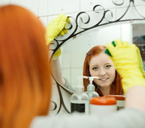 Adolescent nettoie miroir avec éponge — Photo