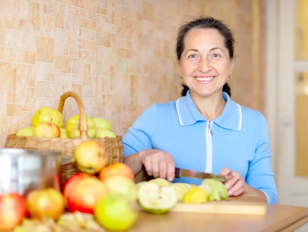 Kvinna skär äpplen — Stockfoto