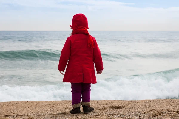 Meisje op het strand in winderige dag — Stockfoto