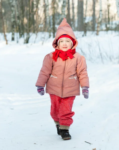 Meisje van de baby in winter park — Stockfoto