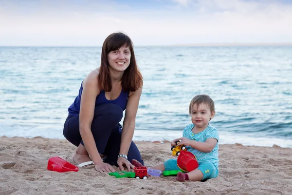 Madre feliz con niño pequeño — Foto de Stock