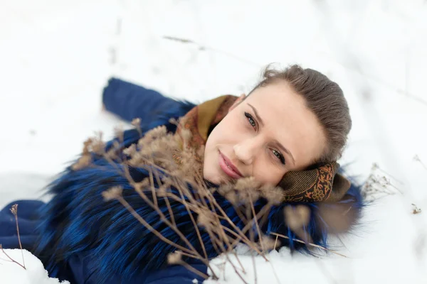 女孩躺在雪上 — 图库照片