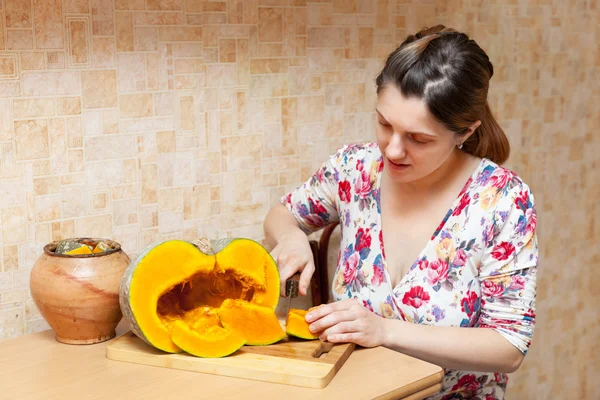 Mujer cortes calabaza —  Fotos de Stock