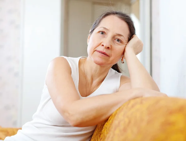 Belleza tranquila mujer madura en casa —  Fotos de Stock