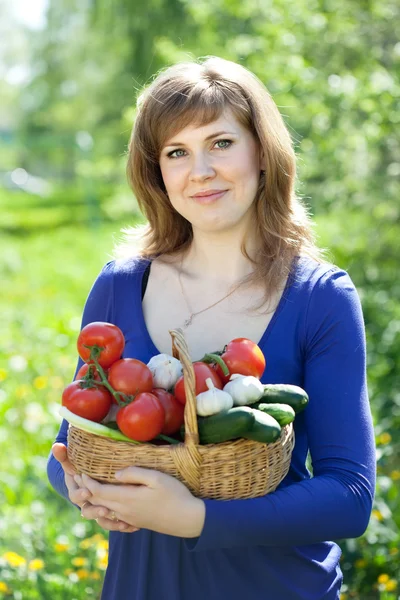 庭で野菜収穫を持つ女性 — ストック写真