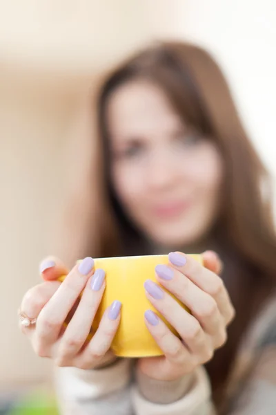 Primo piano di tazza in mani — Foto Stock