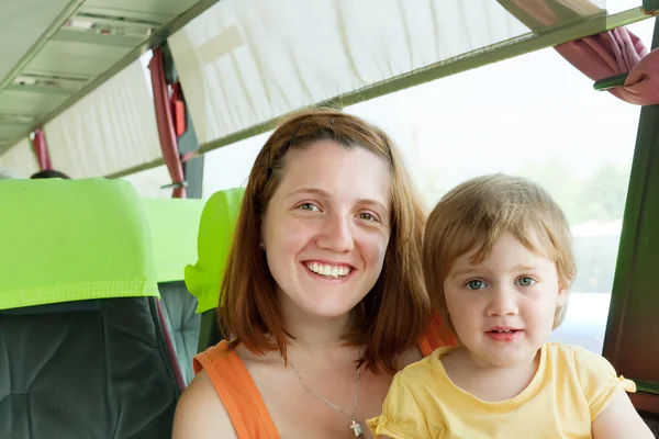 Mor och barn i autobus — Stockfoto