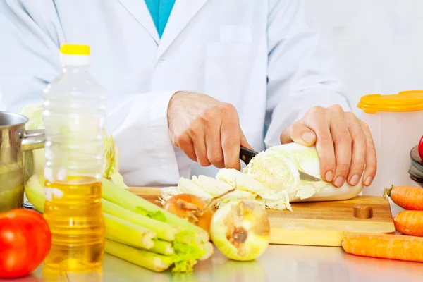 Chef-kok koken vegetarische salade — Stockfoto