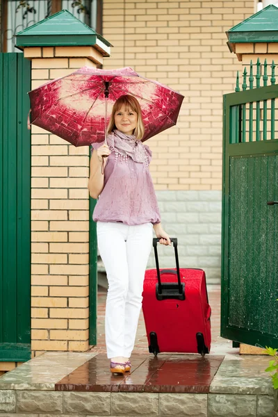 Ευτυχισμένη γυναίκα με τις αποσκευές — Φωτογραφία Αρχείου