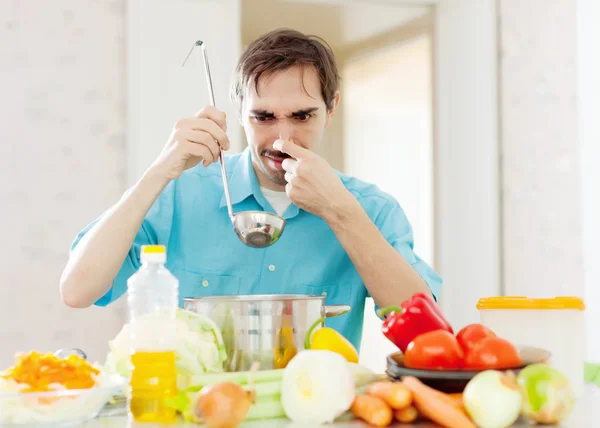 Homem com teste de concha comida suja — Fotografia de Stock