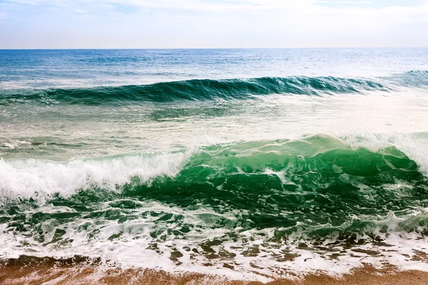 Vague de mer dans la journée venteuse — Photo